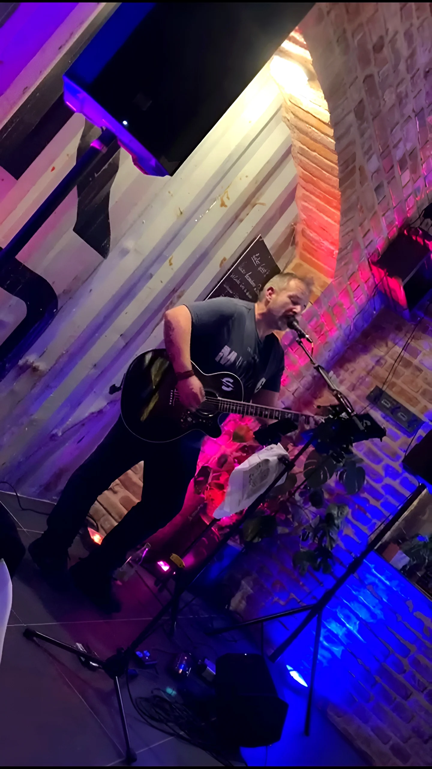Stefan Heumann live mit Akustikgitarre
