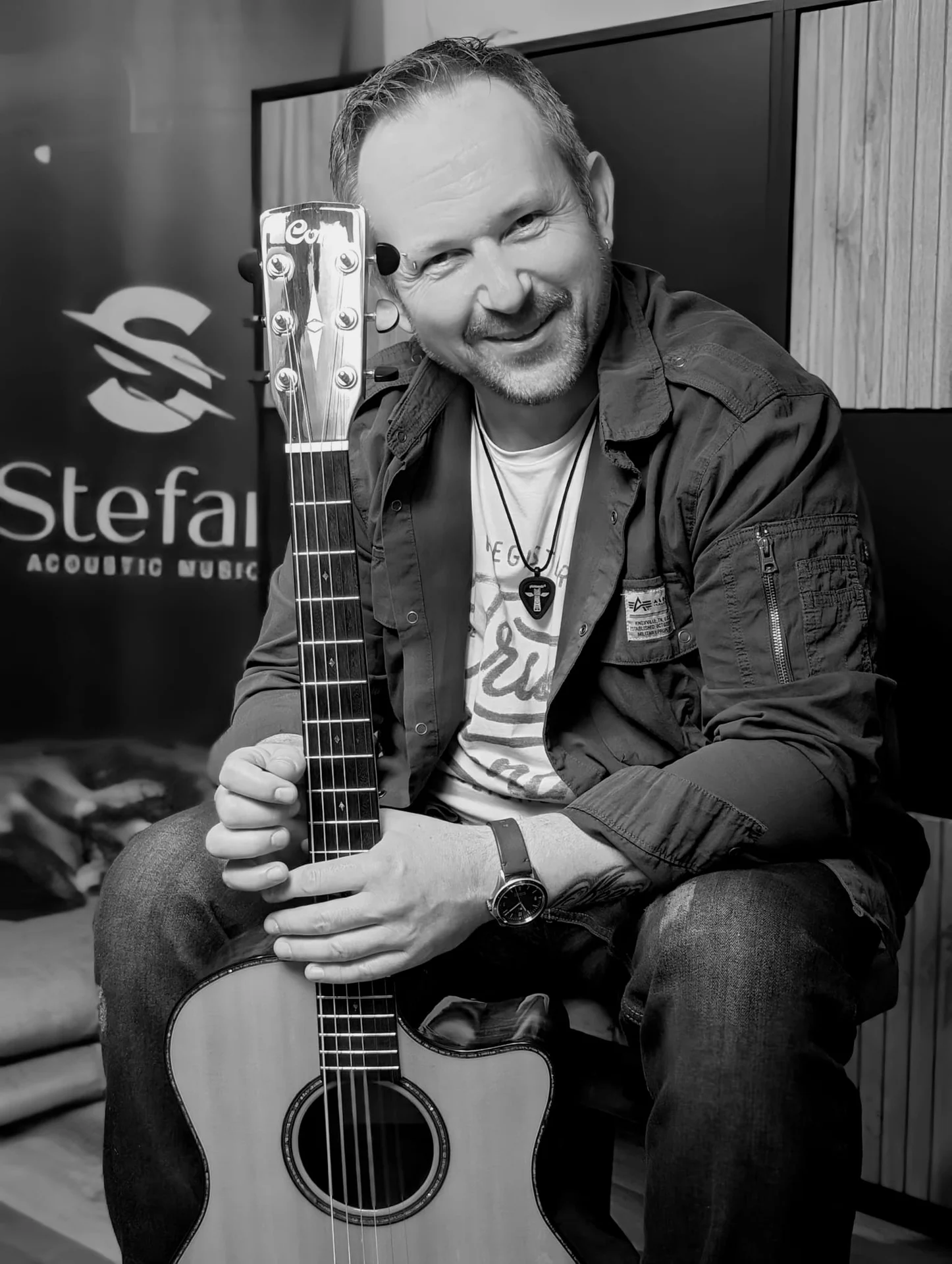 Stefan Heumann live mit Akustikgitarre